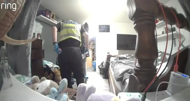 Polis, arama yaptığı evde ev sahibi kadının iç çamaşırlarını çaldı