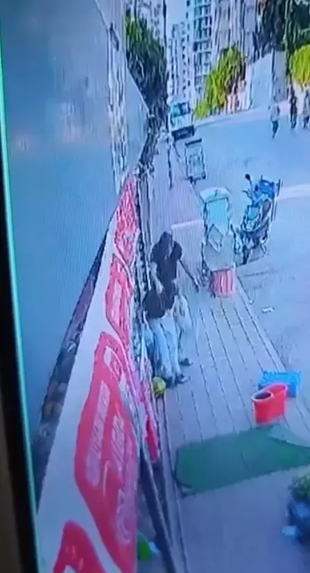 Sipariş ettiği marulu beğenmeyen bekçi, 15 yaşındaki çırağı darbetti