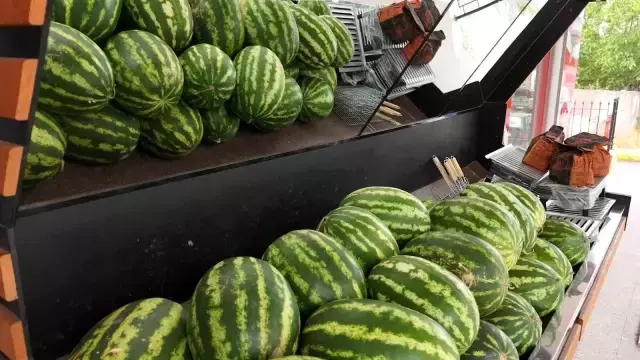 Bir garip hırsızlık! Markete her gece aynı saatte gelip rahat rahat alıp gidiyor