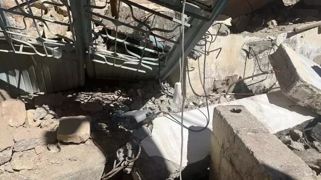 Tadilatını yaptığı evde göçük altında kaldı