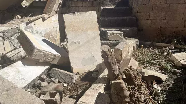 Tadilatını yaptığı evde göçük altında kaldı