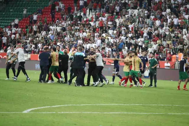 Tekmeler yumruklar havada uçuştu! Amedspor-Erzurumspor maçı sonrası ortalık savaş alanına döndü