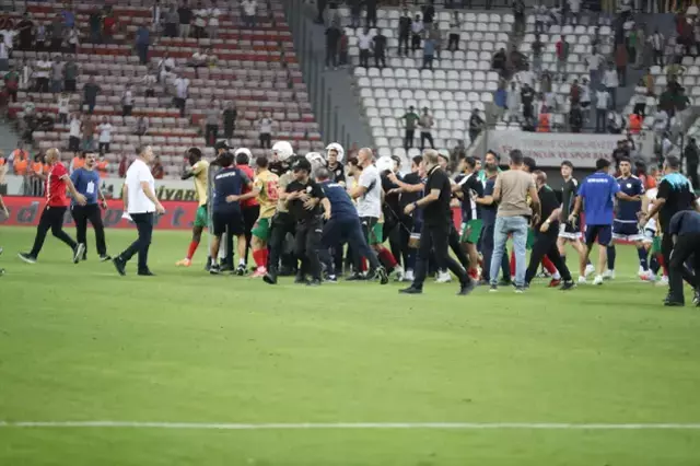Tekmeler yumruklar havada uçuştu! Amedspor-Erzurumspor maçı sonrası ortalık savaş alanına döndü