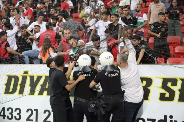 Tekmeler yumruklar havada uçuştu! Amedspor-Erzurumspor maçı sonrası ortalık savaş alanına döndü