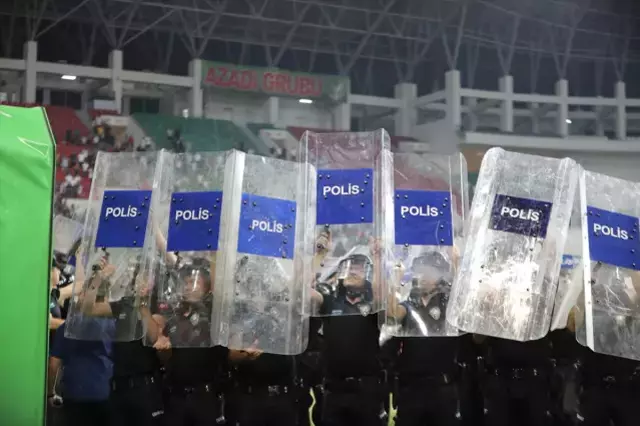 Tekmeler yumruklar havada uçuştu! Amedspor-Erzurumspor maçı sonrası ortalık savaş alanına döndü