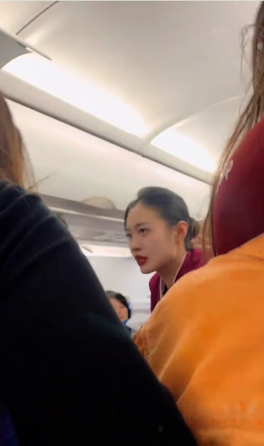 Uçakta koltuğunu tekmeleyen çocuğu uyaran kadın saldırıya uğradı