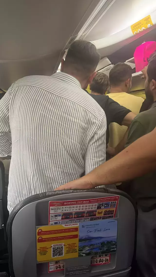 Uçakta mahsur kalan Kadir Ezildi isyan etti: Yandık, bittik