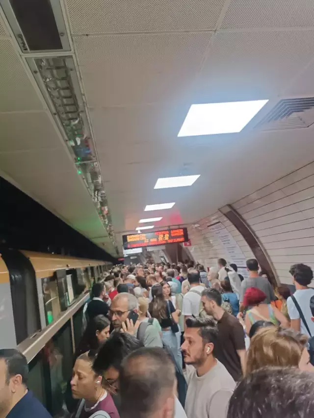 Üsküdar - Samandıra metro hattında arıza! Duraklarda yoğun kalabalıklar oluştu