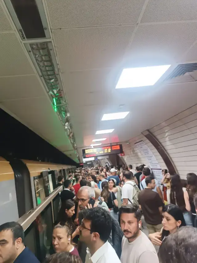 Üsküdar - Samandıra metro hattında arıza! Duraklarda yoğun kalabalıklar oluştu