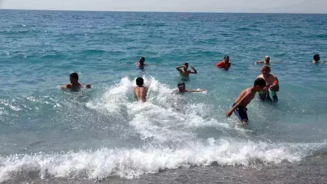 Türkiyede bir ilk! Dermatologların önerdiği plaj doldu taştı