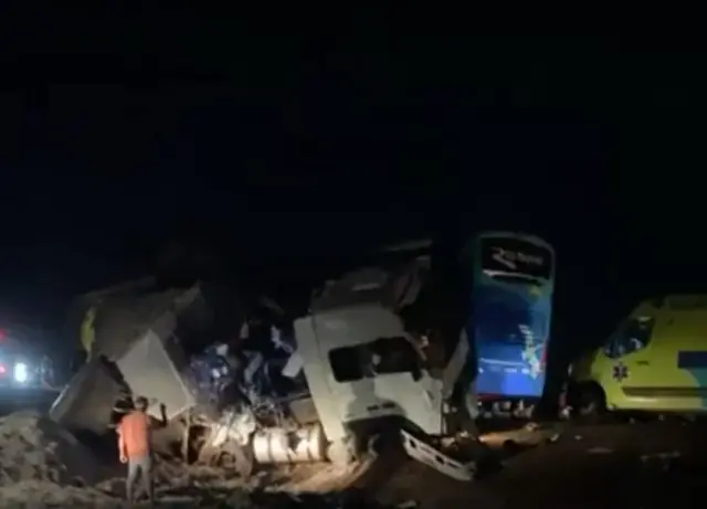 Yolcu otobüsüyle kamyon çarpıştı: 11 ölü 45 yaralı
