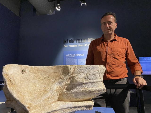 Aigai Antik Kenti'nde 2 bin 200 yıllık güneş saati bulundu