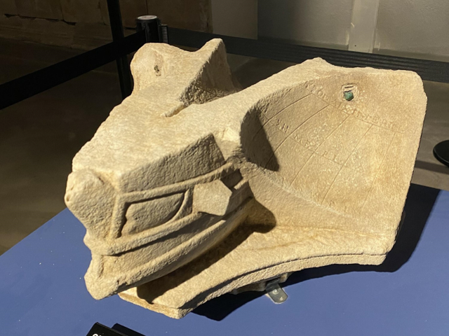 Aigai Antik Kenti'nde 2 bin 200 yıllık güneş saati bulundu