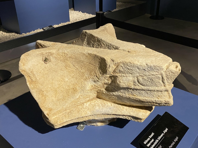 Aigai Antik Kenti'nde 2 bin 200 yıllık güneş saati bulundu