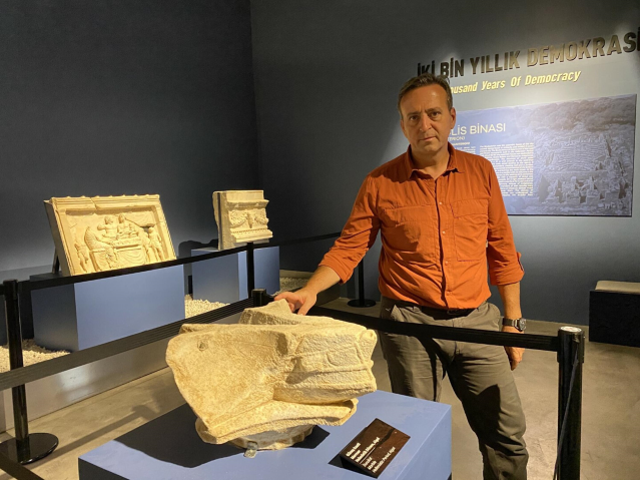 Aigai Antik Kenti'nde 2 bin 200 yıllık güneş saati bulundu