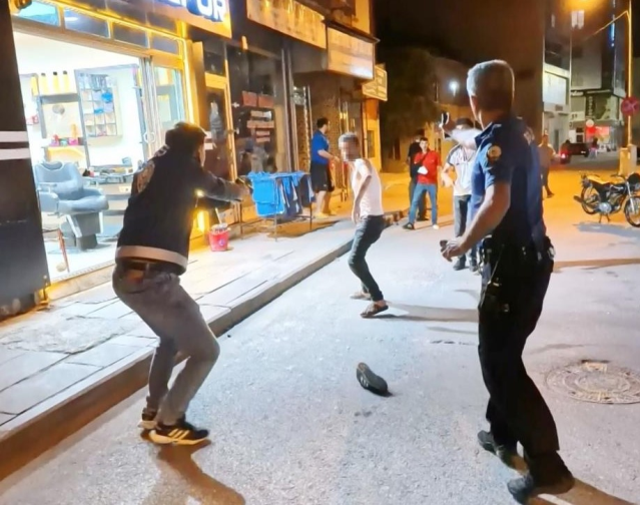 Meydan savaşı çıktı! Polise bıçak çekip saldırdılar, işte o anlar