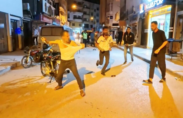Meydan savaşı çıktı! Polise bıçak çekip saldırdılar, işte o anlar
