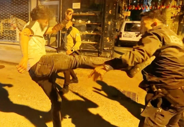 Meydan savaşı çıktı! Polise bıçak çekip saldırdılar, işte o anlar