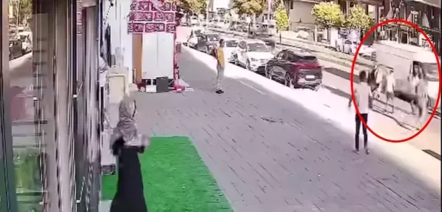 Ortasında kaldığı kavgadan kaçarken minibüsün altında kaldı! Dehşet anları kamerada