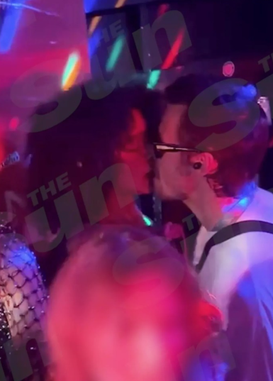 Ünlü şarkıcı gizemli bir kadınla öpüşürken görüntülendi – Haberler