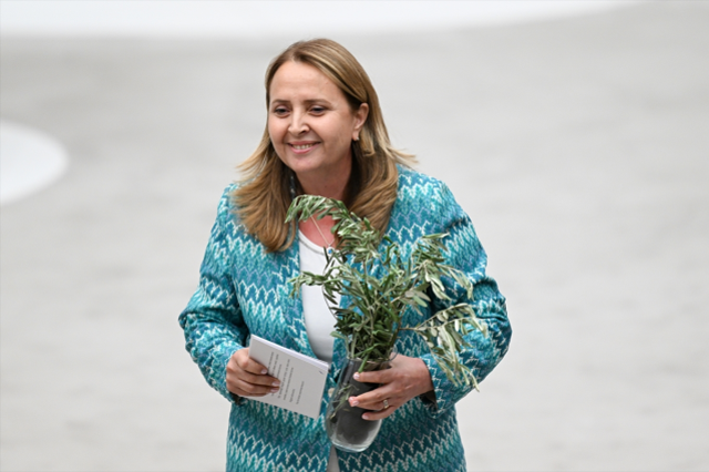 CHP'li Semra Dinçer Meclis kürsüsüne çıplak ayakla çıktı