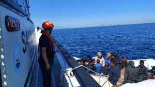 İzmir açıklarında 16 düzensiz göçmen yakalandı