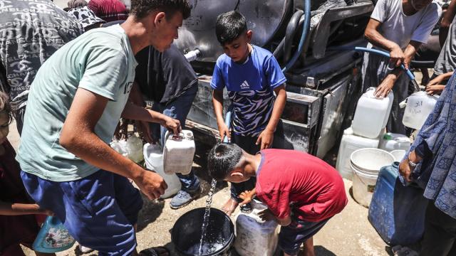 Sancaktepe’de seyir halindeki İETT otobüsü yandı