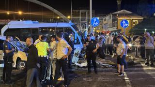 Rize’de minibüs ile hafif ticari araç çarpıştı: 10 yaralı