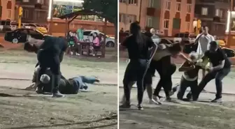 Parkta birbirlerine tekme ve yumruklarla saldırdılar