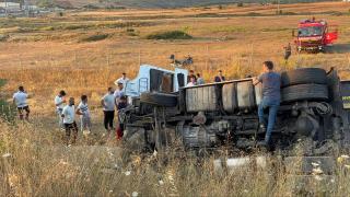 Kuzey Marmara Otoyolu’nda tır şarampole devrildi: 2 ölü