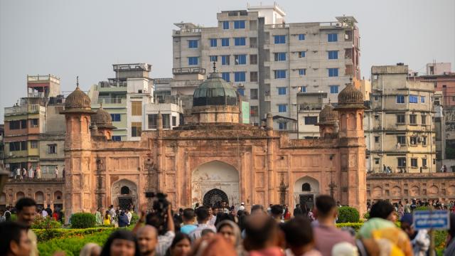 Devrilen motosiklet turistlere çarptı