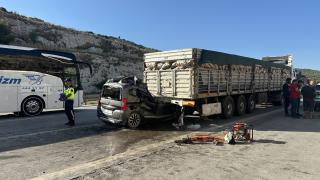 Mersin’de tıra çarpan hafif ticari araçtaki 1’i çocuk 5 kişi hayatını kaybetti