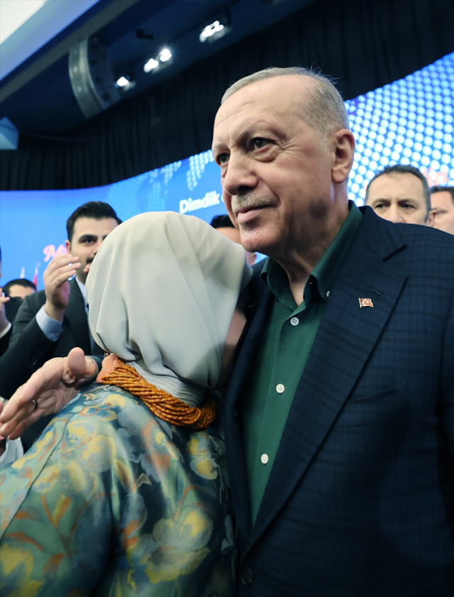 Emine Erdoğan eşinin omzunda gözyaşlarına boğuldu – Haberler