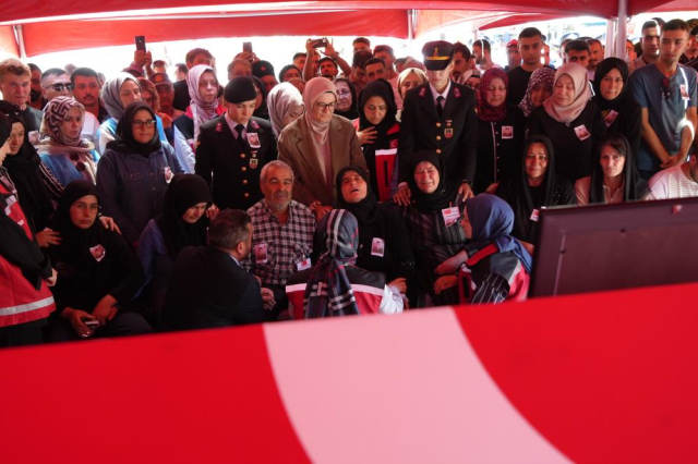 Türkiye kahramanlarını uğurluyor! Şehidin kızından herkesi ağlatan hareket