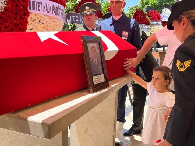 Türkiye kahramanlarını uğurluyor! Şehidin kızından herkesi ağlatan hareket