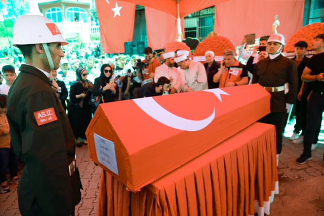 Türkiye kahramanlarını uğurluyor! Şehidin kızından herkesi ağlatan hareket