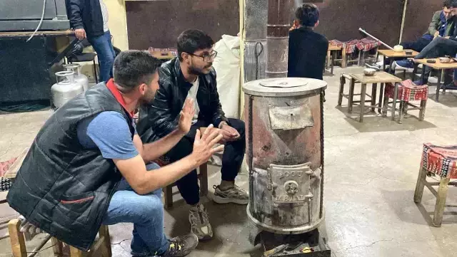 Karlıova'da Kış Geri Geldi, Sobalar Yeniden Yakılmaya Başlandı