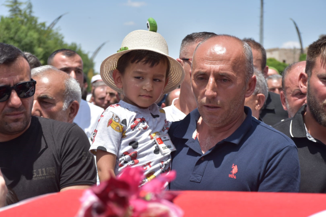 Türkiye kahramanlarını uğurluyor! Şehidin kızından herkesi ağlatan hareket – Haberler