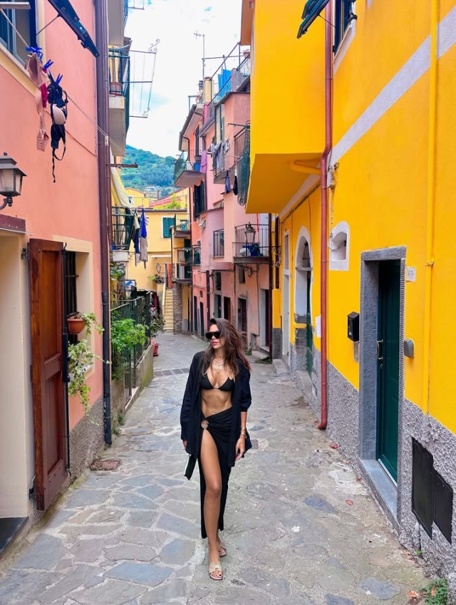 Tuvana Türkay’dan İtalya sokaklarında cesur kombin – Haberler