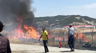 Adıyaman’daki Konteyner Kent, Anız Yangınına Erken Müdahale ile Kurtarıldı