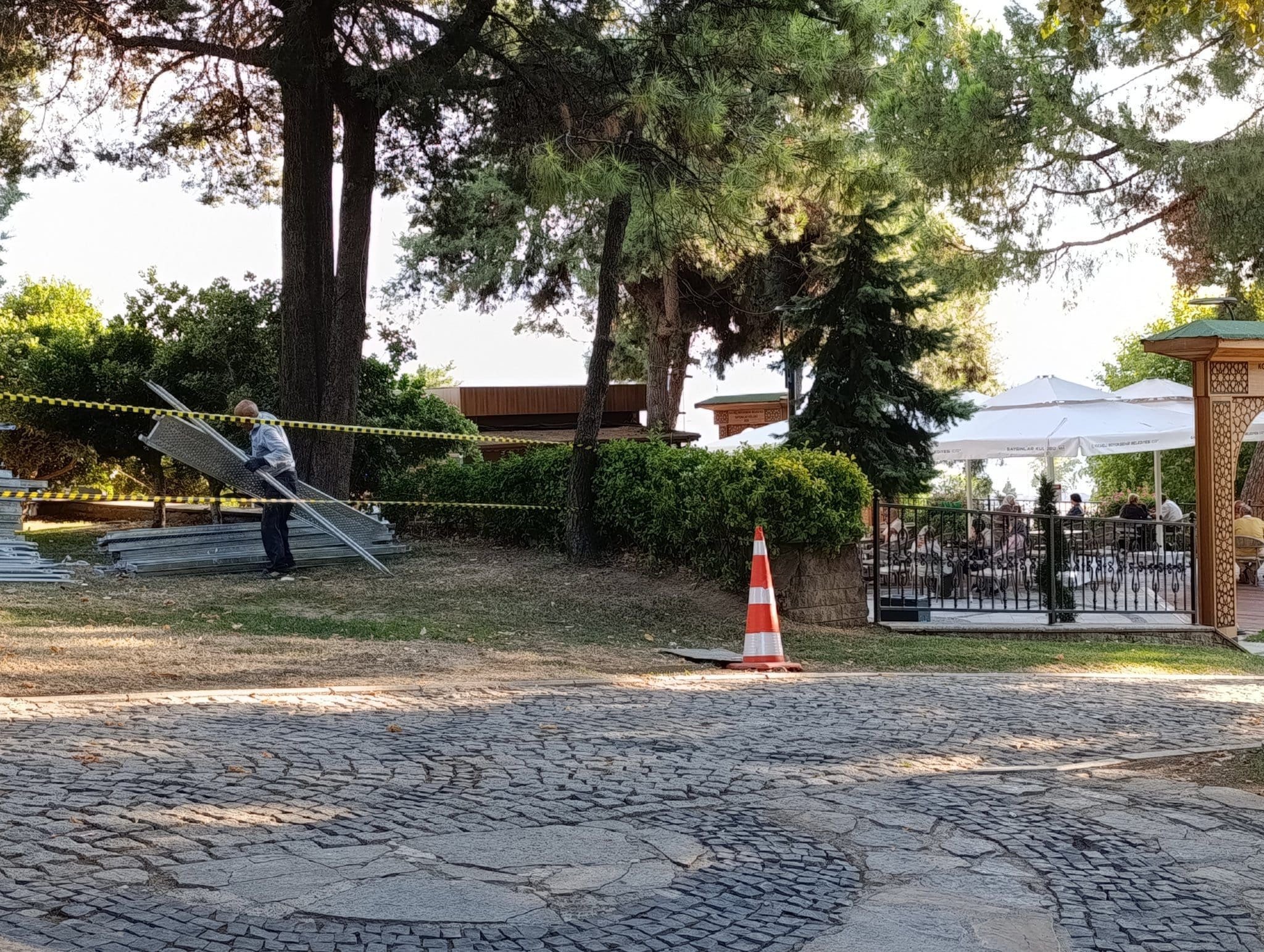 AKP Türkiye’si… Emekli için tesis aç, ama yaşlı vatandaşı inşaatta çalıştır