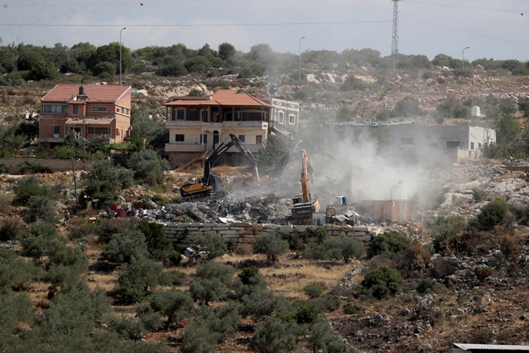 İşgalci yerleşimciler, İsrial ordusunun desteğiyle Batı Şeria'da Filistinlilerin evlerine el koyuyor, zeytinliklerini yakıyor.