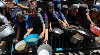 Gazze’de Yerinden Edilmiş Filistinliler Gıda Dağıtım Merkezinde Kuyruk Oluşturdu