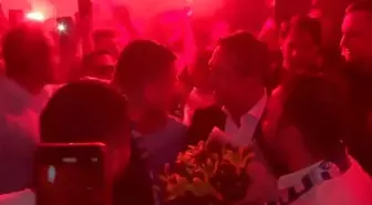 Ali Koç’a meşaleli karşılama! Söylenen o beste dikkat çekti