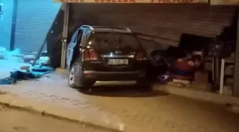 Mersin’de Kaza: Araç Kaldırıma Çıktı ve İşyerine Girdi, 2 Yaralı