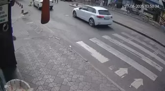 Beyoğlu’nda Dede ve Toruna Otomobil Çarptı
