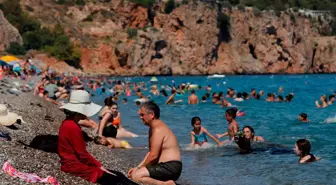 Antalya’da 33 dereceyi bulan deniz suyu sıcaklığı birçok kenti geride bıraktı