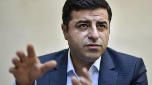 Mahsun Kırmızıgül yangından kaçarken kavganın ortasında kaldı