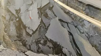 Kuşadası’nda Tarlada Kazı Yapılırken Yol Çöktü