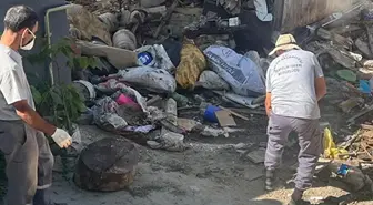 Kötü koku nedeniyle mahalleli ayaklandı, evden 20 kamyon çöp çıktı